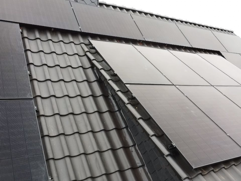 Ein Dach mit einer Photovoltaikanlage bestehend aus Full Black Modulen