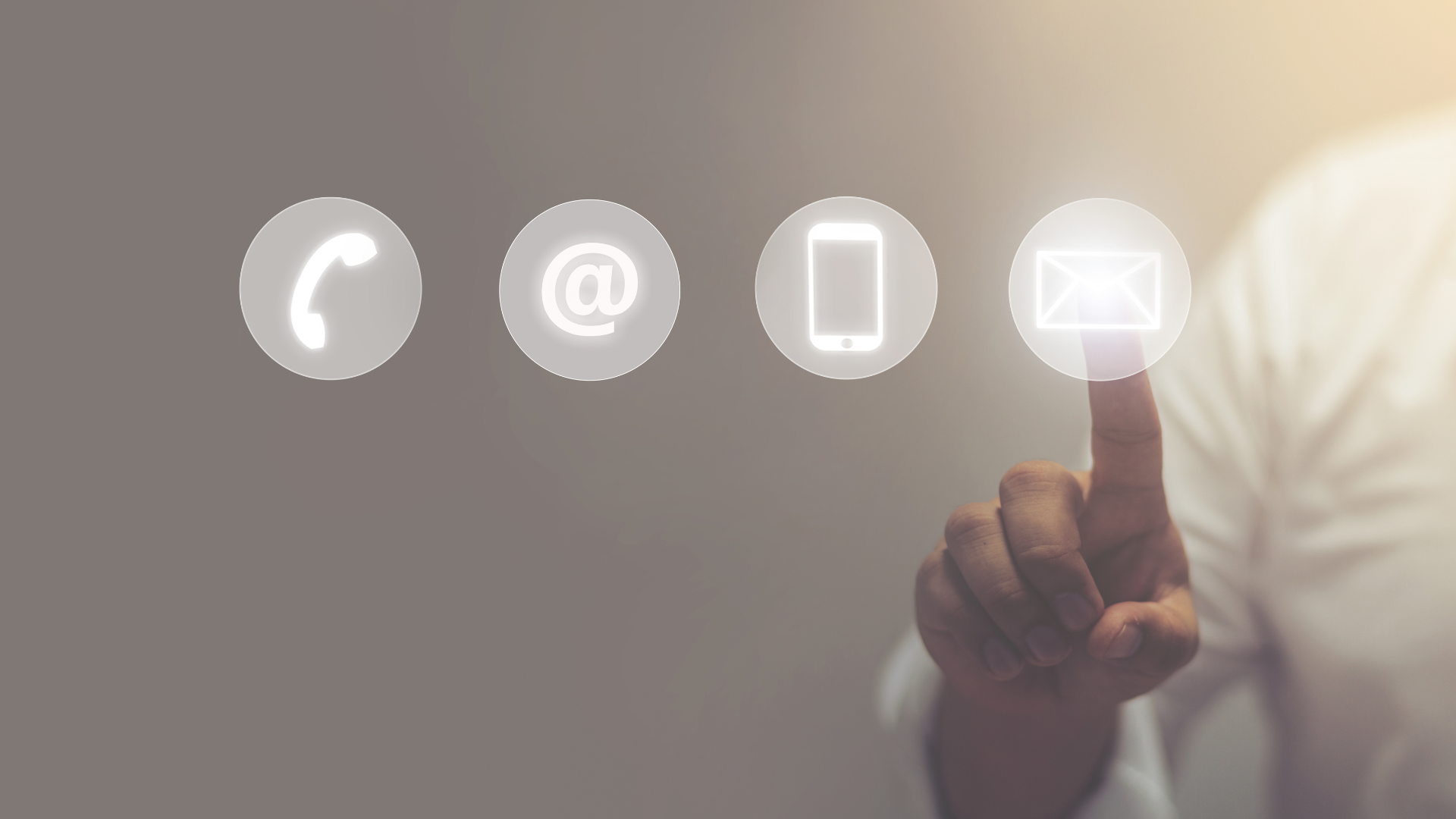 Verschiedene Kommunikation-Items sind zu sehen. Ein Mensch zeigt mit dem Zeigefinger auf das Email-Icon.