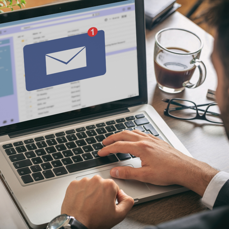 Ein Angebot für den Kauf einer Solaranlage wird per Mail an den Kunden geschickt.